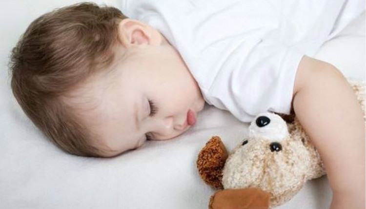 宝宝睡觉不踏实总是蹬被子，家长别不当回事，你家宝宝已经生病了