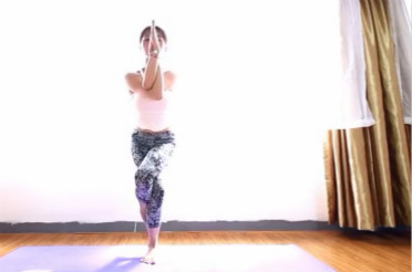 初级瑜伽视频 4个瑜伽体式解析 给你不一样的瑜伽体验