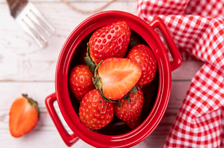 草莓可以明目养肝，有预防坏血病的作用，这些好处你都知道吗