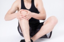 膝盖疼痛怎么办？了解膝关节炎的发病因，预防起来不盲目